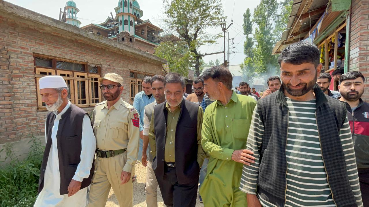 'Chairman DDC Budgam inaugurates Macadamisation Work in Utligam Village'
